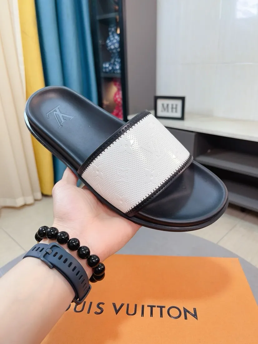 Ex-factory price 320🌹🌹 (lv-Louis Vuitton) new men's sandals, high-end boutique, exquisite embossed logo decoration on the upper, fine workmanship, super soft soles, casual, loose and comfortable, a must-have in summer! \nsize：38-44